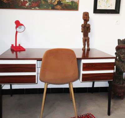 Une chambre et des tableaux