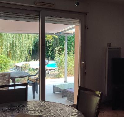 Chambres double à louer, calme, villa avec jardin arboré et piscine