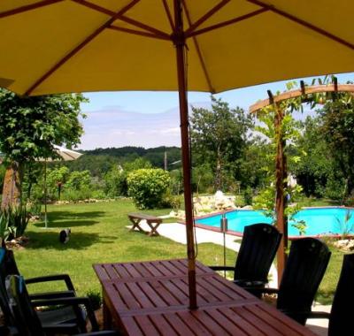 Chambre dans maison avec piscine