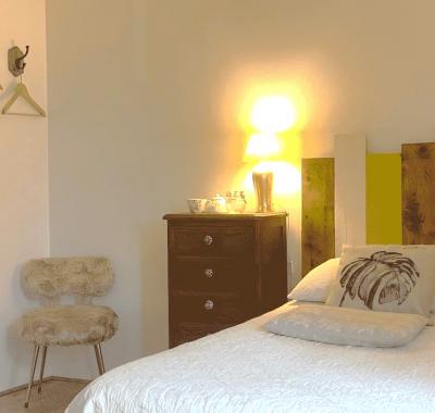 Chambre dans maison avec piscine