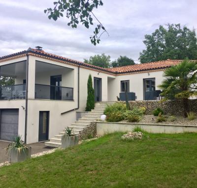 Maison moderne dans havre de paix