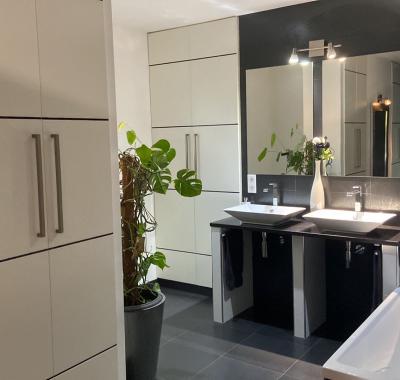 Maison moderne dans havre de paix