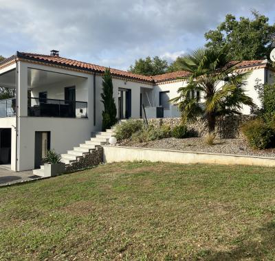 Maison moderne dans havre de paix