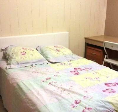 Deux chambres pour 2 à 4 personnes dans une maison.