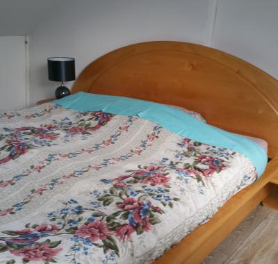 Deux chambres pour 2 à 4 personnes dans une maison.