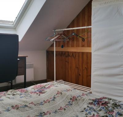 Deux chambres pour 2 à 4 personnes dans une maison.