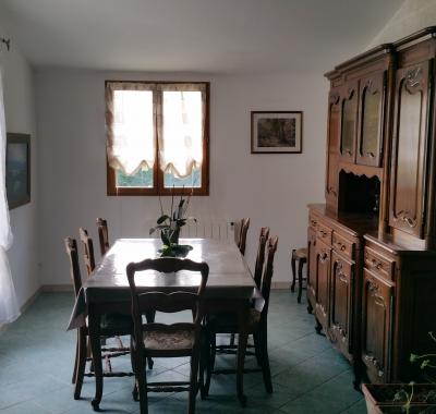 Deux chambres pour 2 à 4 personnes dans une maison.