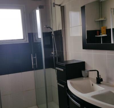 Deux chambres pour 2 à 4 personnes dans une maison.