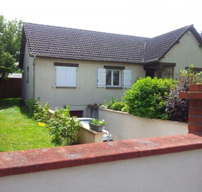 Deux chambres pour 2 à 4 personnes dans une maison.