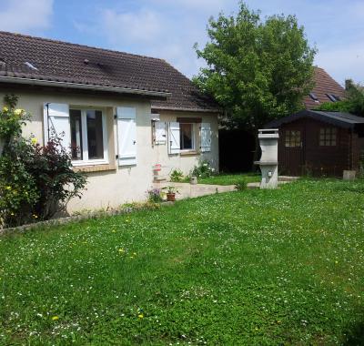 Deux chambres pour 2 à 4 personnes dans une maison.