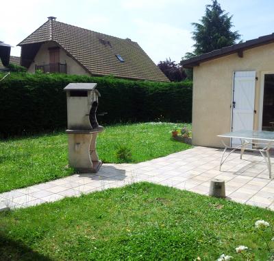 Deux chambres pour 2 à 4 personnes dans une maison.