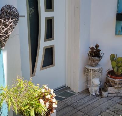 Chambre meublée avec espaces de vie