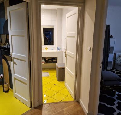 Chambre meublée avec sanitaires et salle de bain privés