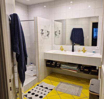 Chambre meublée avec sanitaires et salle de bain privés