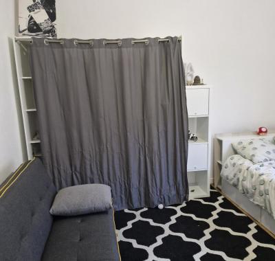 Chambre meublée avec sanitaires et salle de bain privés