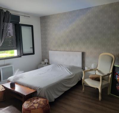 Chambre avec salle de bain privative