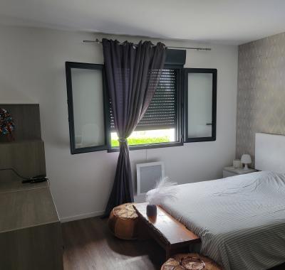 Chambre avec salle de bain privative