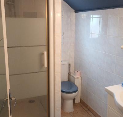 Chambre avec salle de bain et wc privés plein sud