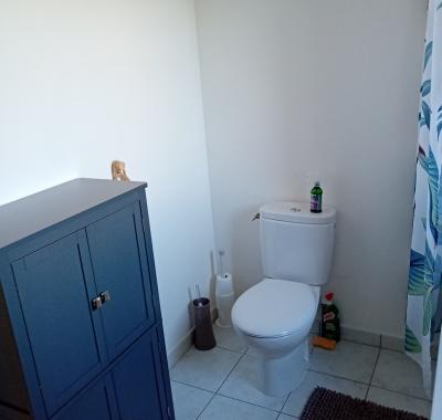 Chambre spacieuse avec balcon couvert