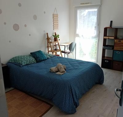 Chambre spacieuse avec balcon couvert