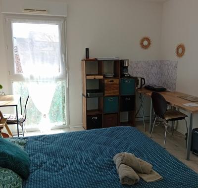 Chambre spacieuse avec balcon couvert