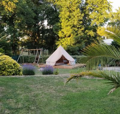 Tente Sahara dans jardin proximité Hellfest