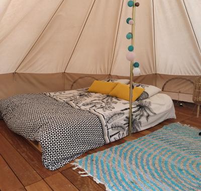 Tente Sahara dans jardin proximité Hellfest