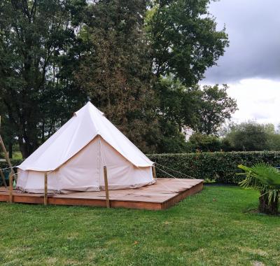 Tente Sahara dans jardin proximité Hellfest