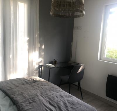 ROYAN CHAMBRE MEUBLEE a louer ds maison jardin