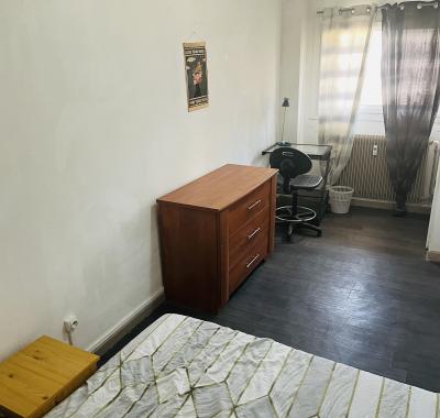 Chambre meublée en colocation