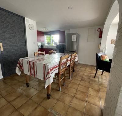 Une chambre (déco basque) à louer dans appartement à partager