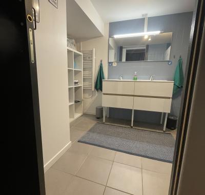 Une chambre (déco basque) à louer dans appartement à partager