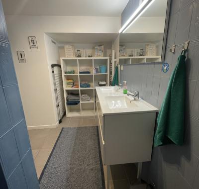 Une chambre (déco basque) à louer dans appartement à partager