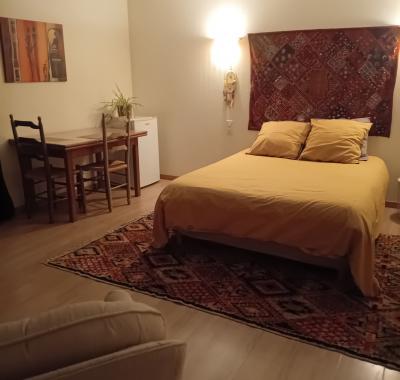 Grande chambre avec salle de bain et wc privatifs