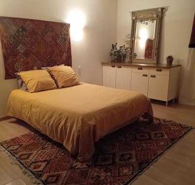 Grande chambre avec salle de bain et wc privatifs