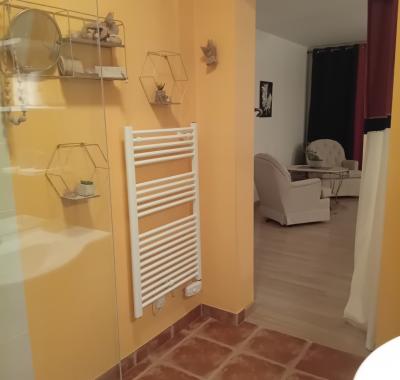 Grande chambre avec salle de bain et wc privatifs