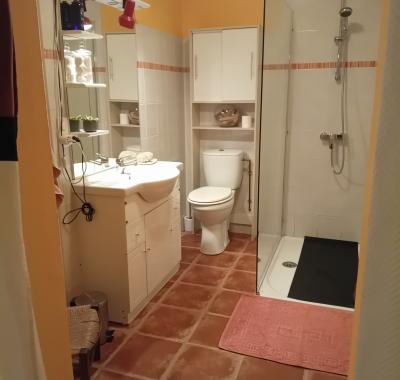 Grande chambre avec salle de bain et wc privatifs