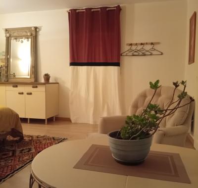 Grande chambre avec salle de bain et wc privatifs