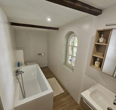 Chambre dans maison au bord de la rivière, calme, jardin