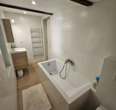 Chambre dans maison au bord de la rivière, calme, jardin