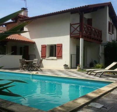CHAMBRE DANS UNE VILLA AVEC PISCINE