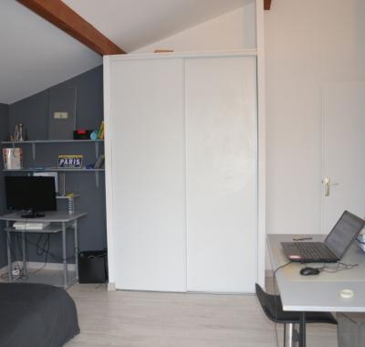CHAMBRE DANS UNE VILLA AVEC PISCINE