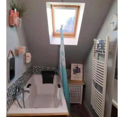 Chambre meublée avec accès salle de bain et cuisine