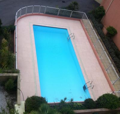 Vaste duplex avec terrasse et piscine