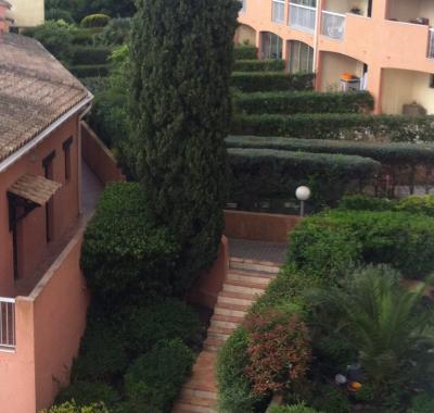 Vaste duplex avec terrasse et piscine