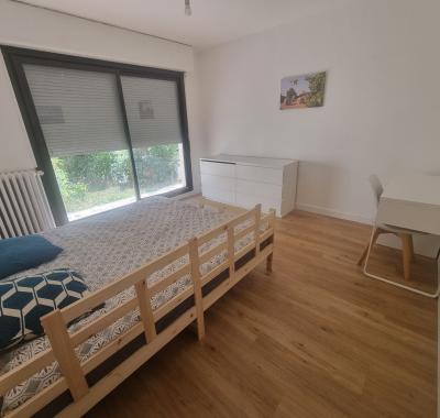 Chambre spacieuse au calme chez l'habitant