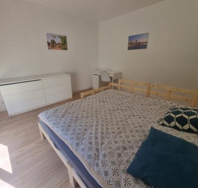 Chambre spacieuse au calme chez l'habitant