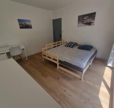 Chambre spacieuse au calme chez l'habitant