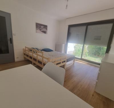 Chambre spacieuse au calme chez l'habitant