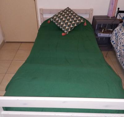 Lit simple dans chambre